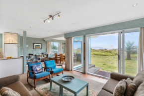 La Casa de la Playa - Beachfront Waikanae Holiday Home